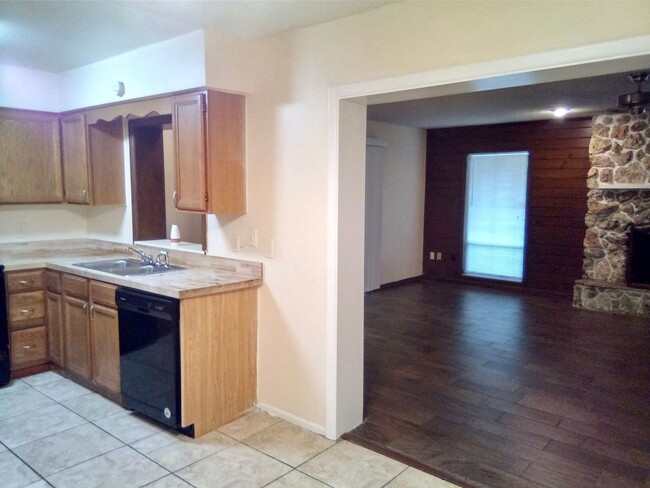 Building Photo - Great 3 bedrooms 2 baths single-family hom...