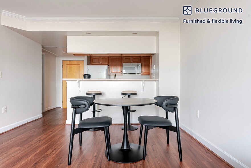 Building Photo - 3900 Fairfax Dr