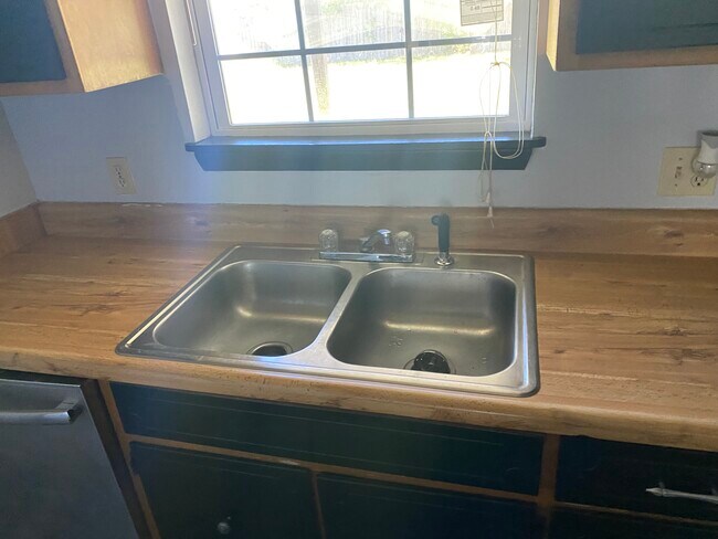 Building Photo - 256 N Berthe Ave