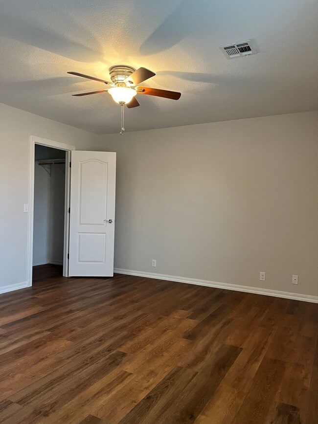 Building Photo - 3 Bedroom 2 Bathroom home