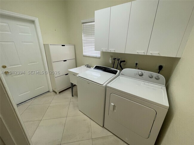 Building Photo - 16331 SW 49th Ct