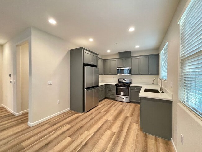 Building Photo - Newer Napa 2 Bedroom 2 Bathroom Condo; Both Bedrooms En-Suite