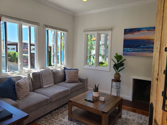 Building Photo - Charming 2 Bed 1 bath "fully furnished monthly rental" in La Jolla Village.