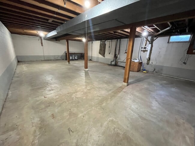 Building Photo - 2 Bed/1 Bath Duplex with Garage and Unfinished Basement!