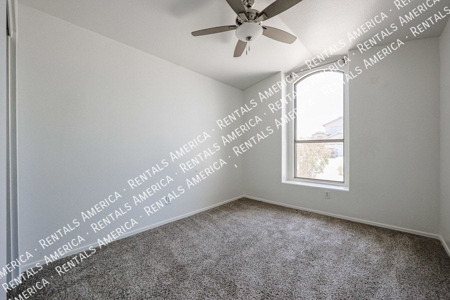 Building Photo - 568 E Sherri Dr