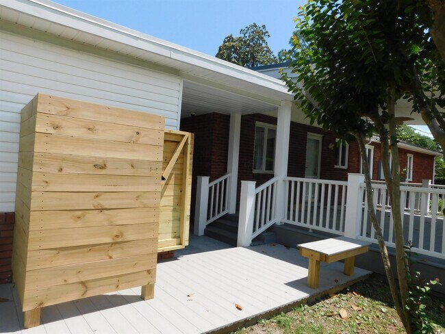 Building Photo - 611 Calhoun Rd