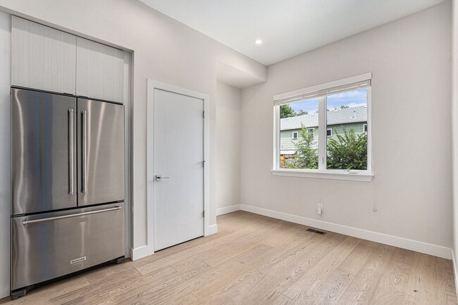 Building Photo - Spacious 3 bedroom home in the heart of Ed...