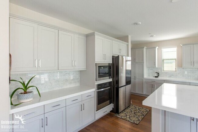 Building Photo - Stunning 5Bdm 3.5Ba Home in Escondido with...