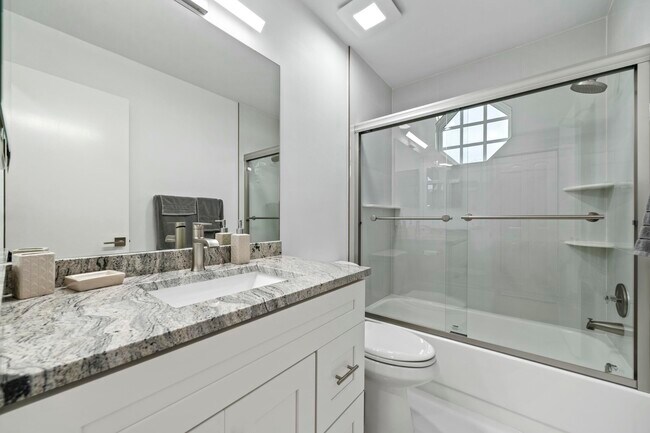 Building Photo - 6553 Via Regina