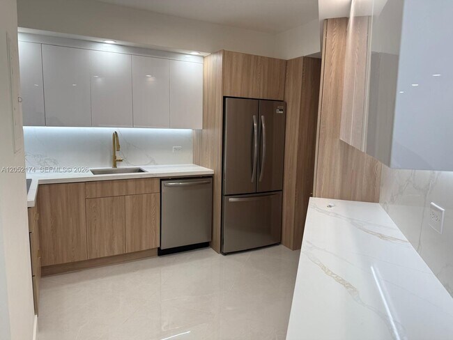 Building Photo - 999 Brickell Bay Dr