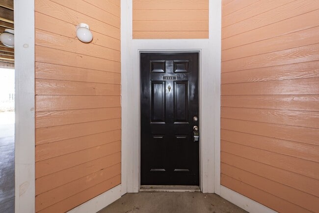 Building Photo - 1 Bedroom 1 Bath Condo in Southampton Pointe - Mt. Pleasant