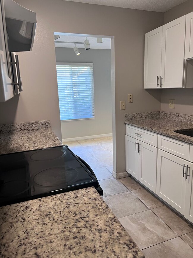 Building Photo - 2 Story Condo. Lovely 2 bed/1.5 bath condo