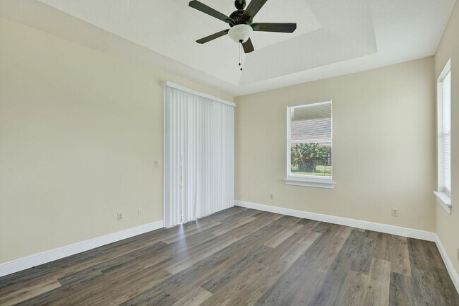 Building Photo - Large and Clean home on a corner lot. 3 Be...