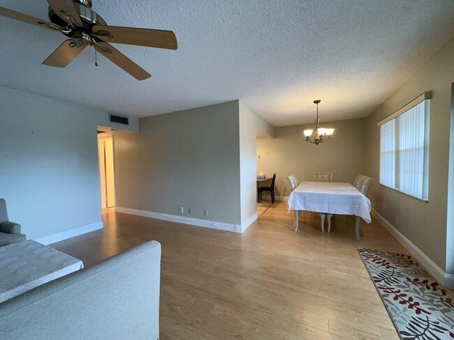 Building Photo - 213 Somerset K