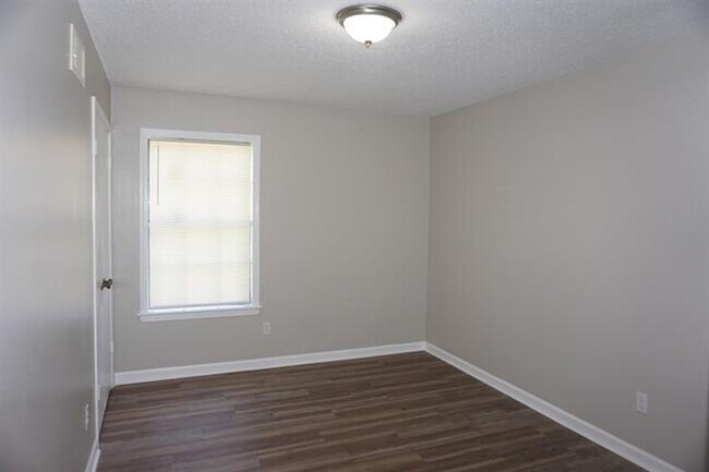 Building Photo - 5353 Scrivener Dr
