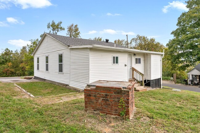 Building Photo - Newly Renovated 2 Bedroom Home For Rent!