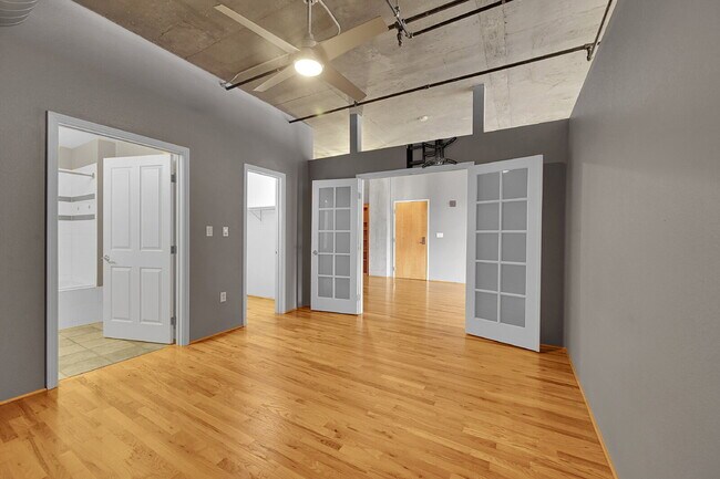 Building Photo - $2,595.00, 1 bed, 1.5. bath located in Denver
