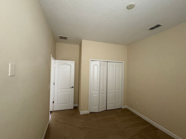 Building Photo - 6 BEDROOM + LOFT, 3 BATH HOME INDEPENDENCE...