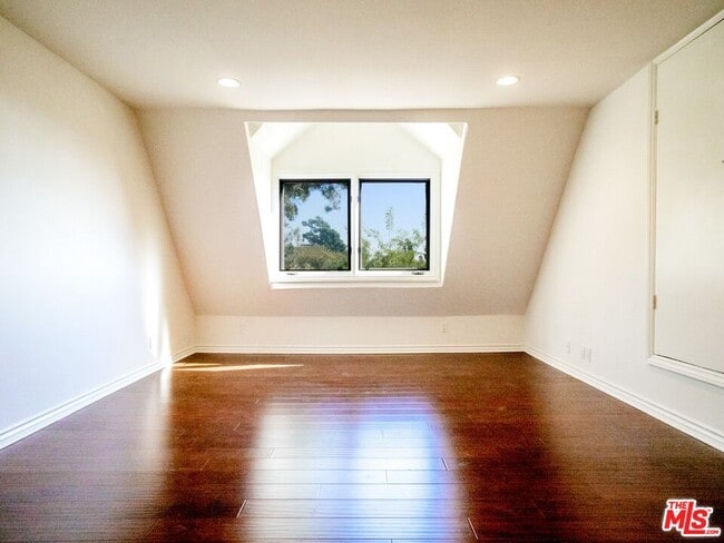 Building Photo - 2239 Vista Del Mar Pl