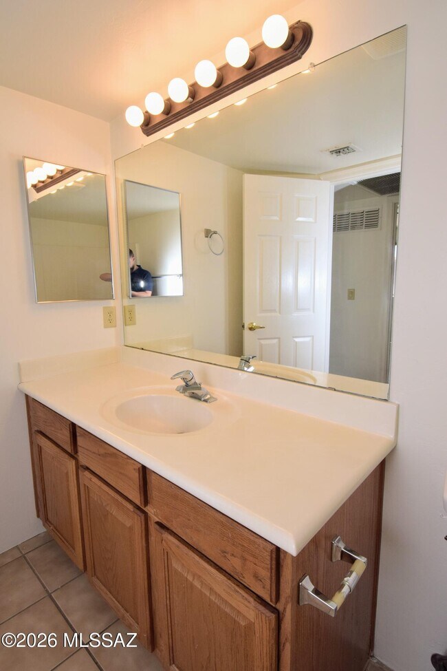 Building Photo - 2926 N Cardell Cir