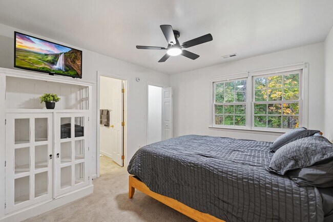 Building Photo - Park Flex Stays-Woodcroft Furnished Townho...