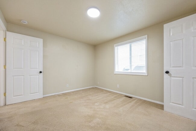 Building Photo - Spacious 5 bed/2 bath in SE Portland