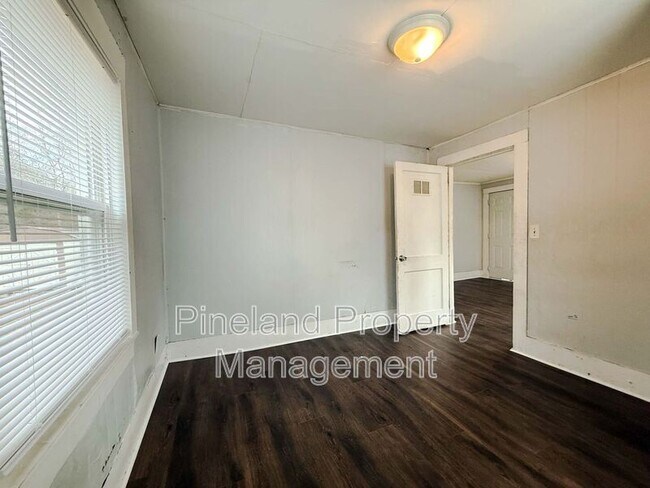 Building Photo - 407 Andy St