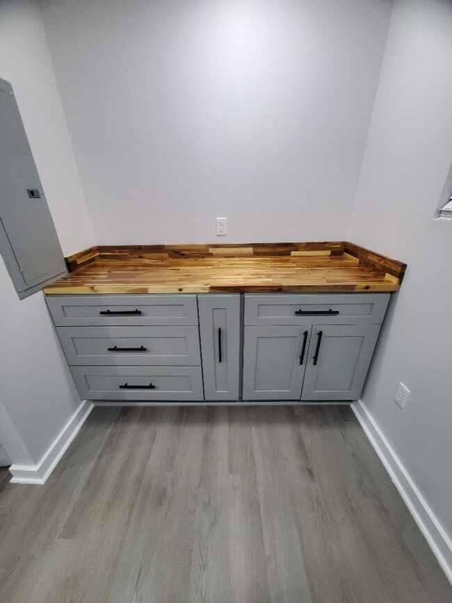 Building Photo - 290 Quick St