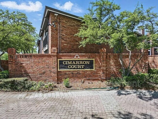 Building Photo - 18333 Roehampton Dr