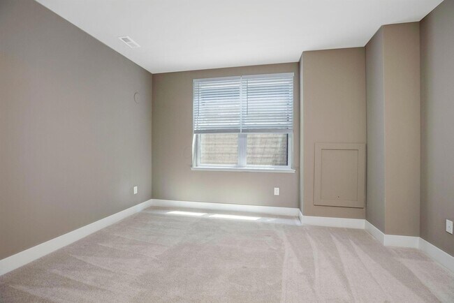 Building Photo - 1168 Edgehill Rd
