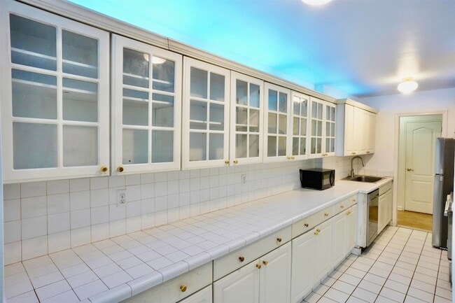 Building Photo - 225 St Pauls Ave