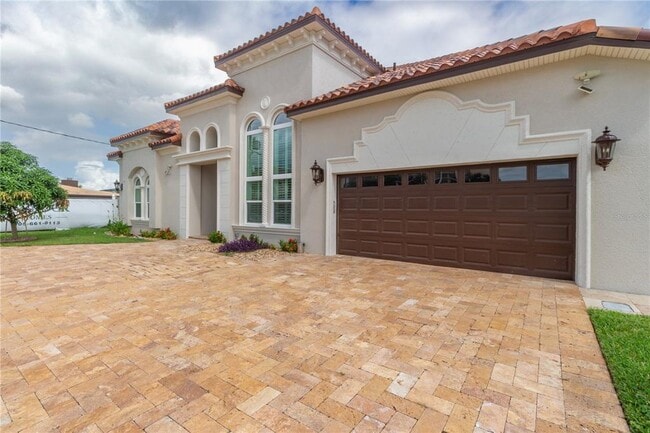 Building Photo - 25 Leeward Island