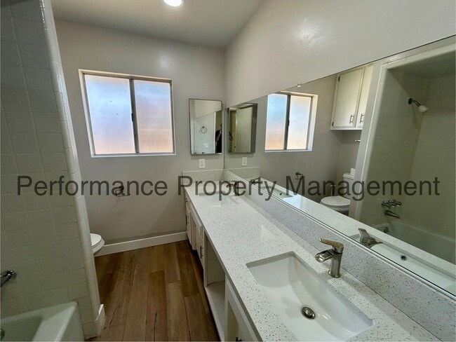 Building Photo - Cozy 3 Bed/2 Bath Home in SW Bakersfield w/ RBP & Security Deposit Alternative Option