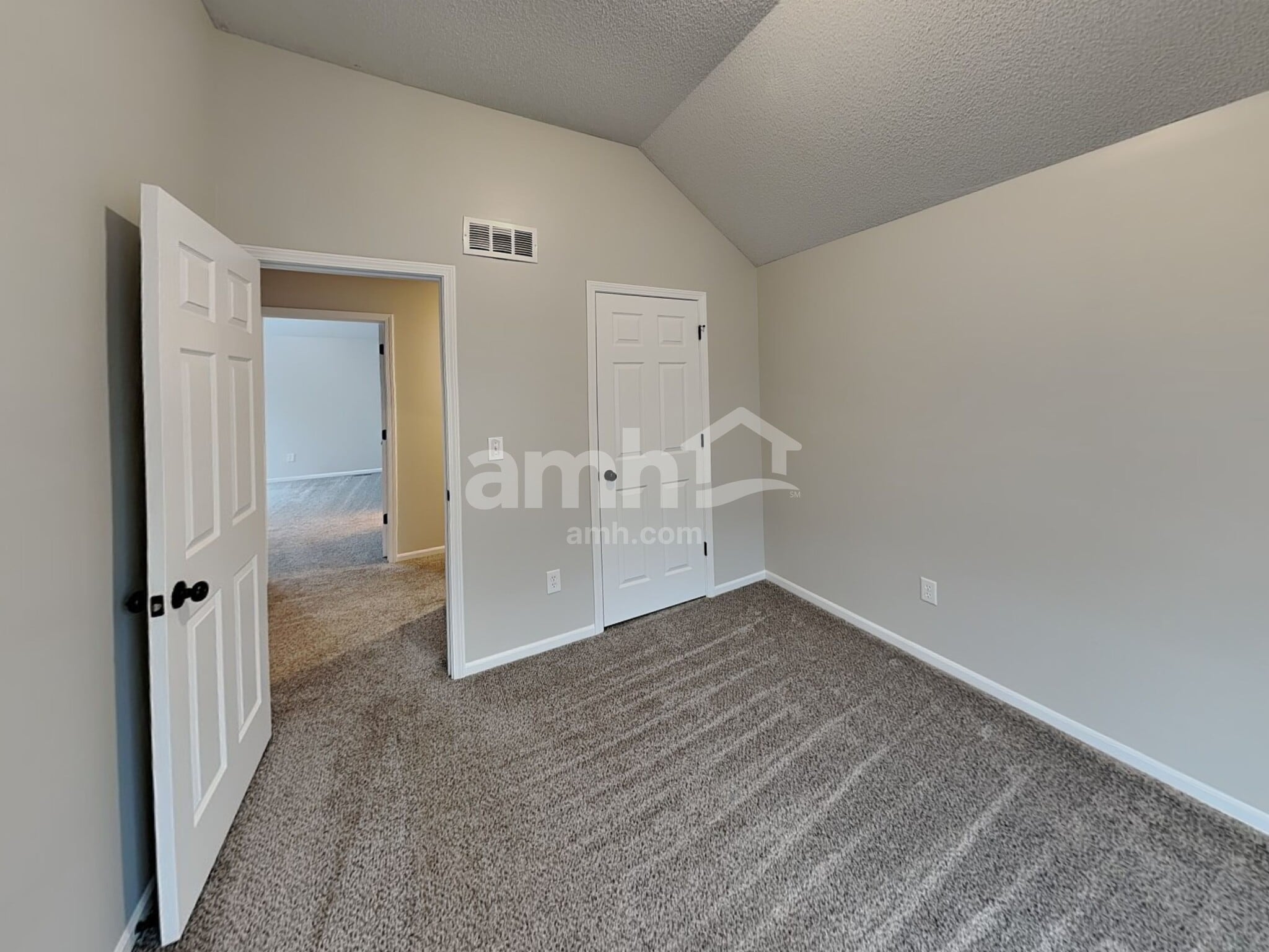 Building Photo - 643 E Apache St