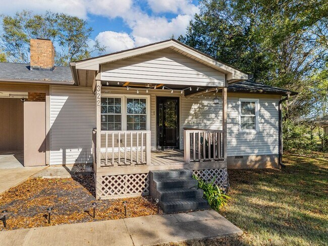 Building Photo - 2-Bedroom Furnished Home with Large Lot in...