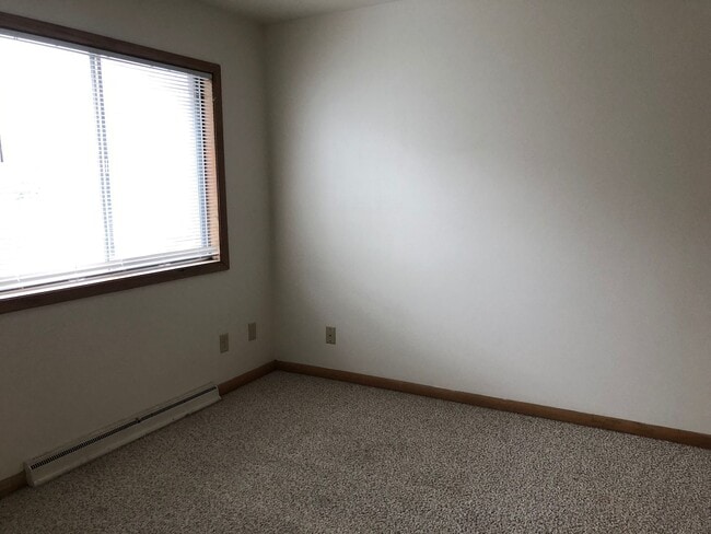 Building Photo - Modern, comfortable townhome living just steps from the Fox River and Oshkosh’s lively downtown.