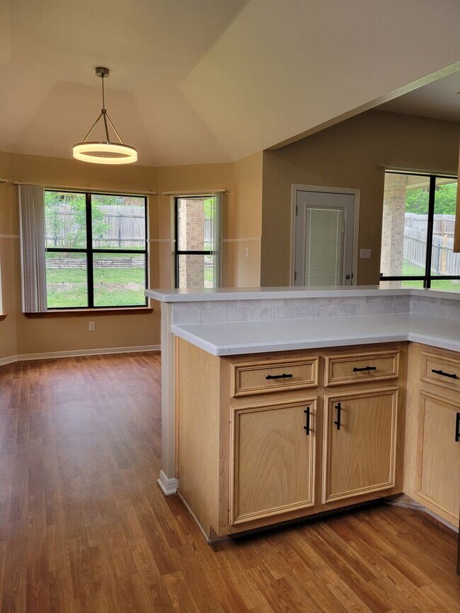 Building Photo - 3bd/2ba house close to major shopping, restaurants, and Ft. Hood!