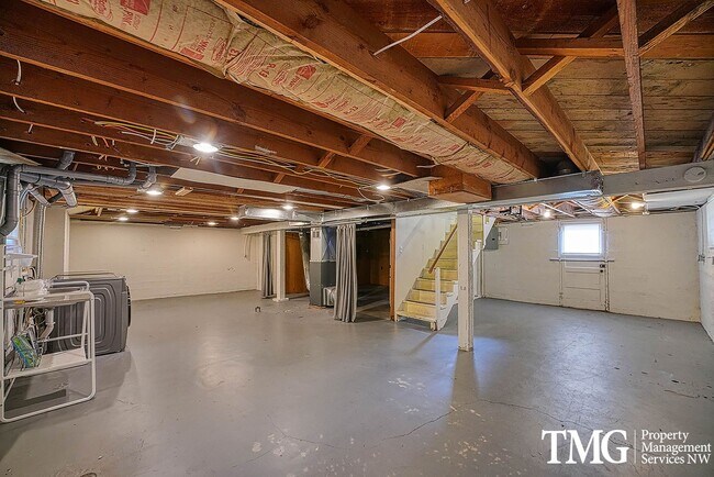 Building Photo - 3 BD SW Portland Home Near Multnomah Village