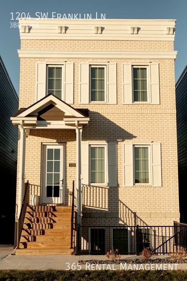 Building Photo - 1204 SW Franklin Dr