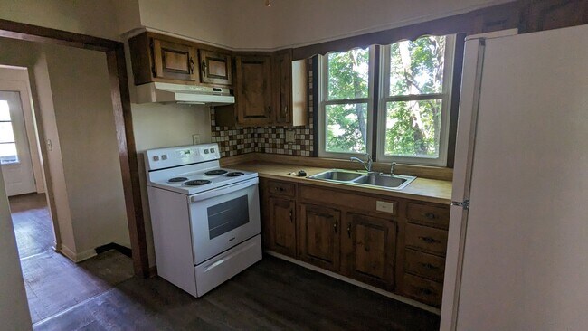 Building Photo - East End home near hospital, restaurants, grocery