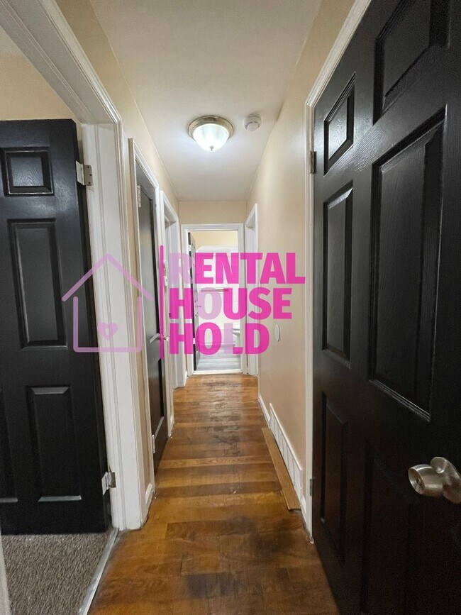 Building Photo - Security Deposit Slashed just $500~ 3 BEDR...