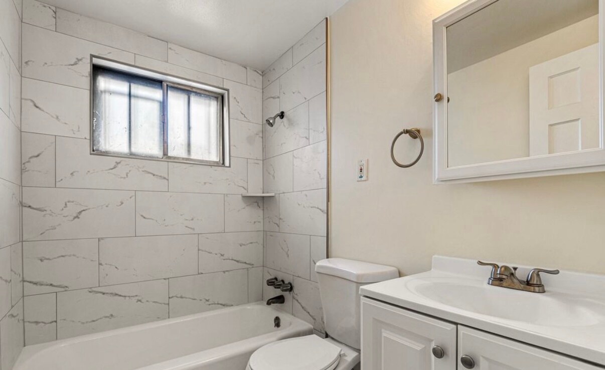 Building Photo - 1410 S Ash St