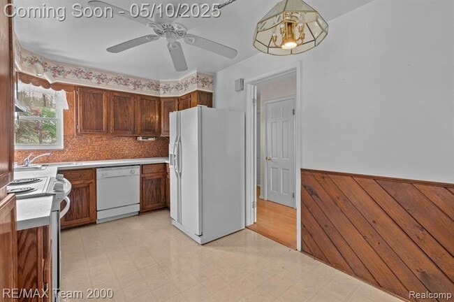 Building Photo - 25152 Fairway Dr