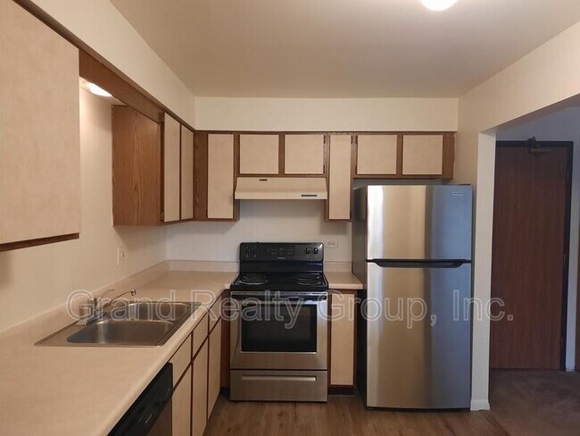 Building Photo - 33540 N Royal Oak Ln