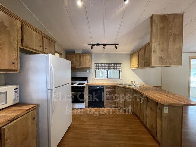 Building Photo - 9384 Lott Rd
