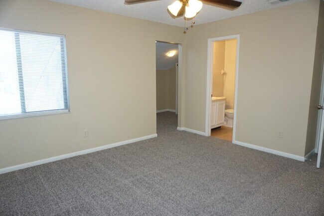 Building Photo - 2 Bedroom 2 Bathroom Townhome near NAS Jax