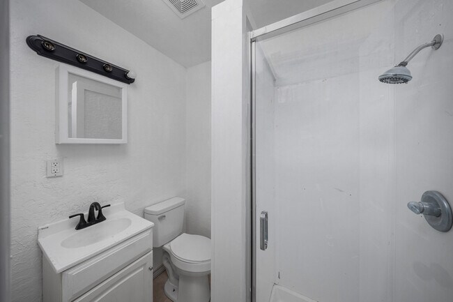 Building Photo - 508 NW Woodridge Dr