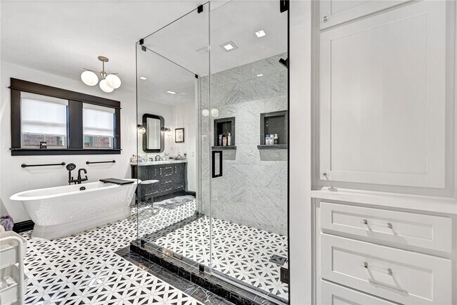 Building Photo - 242 SW D St