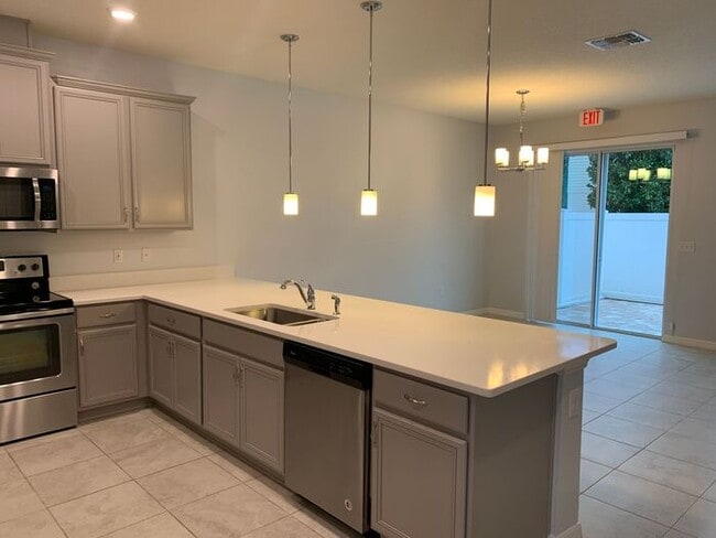 Building Photo - 4 Bedroom Gated Community Compass Bay