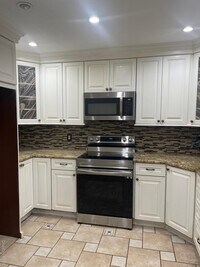 Building Photo - 185 E Parkview Dr